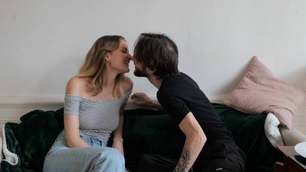 A Teur Francais - Jeu Du Gout Jembrasse Ma Meilleure Amie Et Je Rigole Avec Elle (eng Sub) - hclips.com - France on systemporn.com