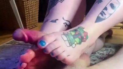 Bunny's first footjob - Bunny Lou Myers - drtuber.com on systemporn.com