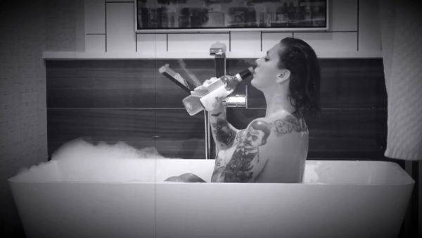 Danielle colby cushman nude bath xxx videos - drtuber.com on systemporn.com