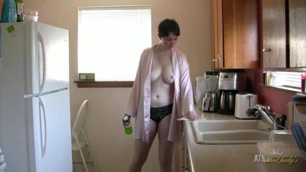 Inara Byrne Cleans The Kitchen In The Nude Showing Her Sexy Mature Bod - videomanysex.com on systemporn.com
