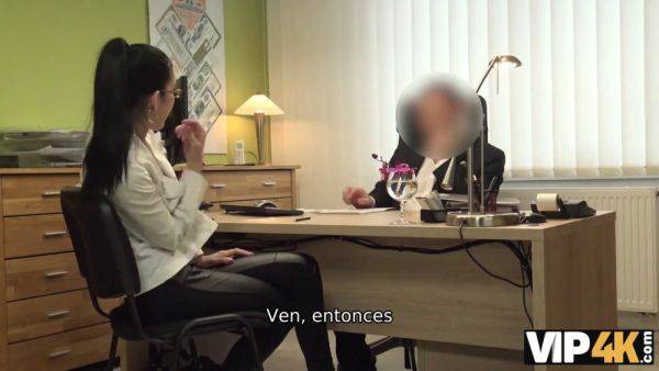 Naughty Préstamos: Morena De Pechos Tatuado Convierte a Puta en la oficina de Pr - sexu.com on systemporn.com