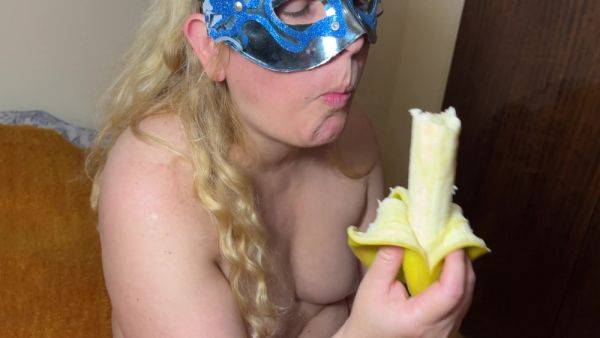 Ellie Does A Great Striptease With A Banana - hclips.com on systemporn.com