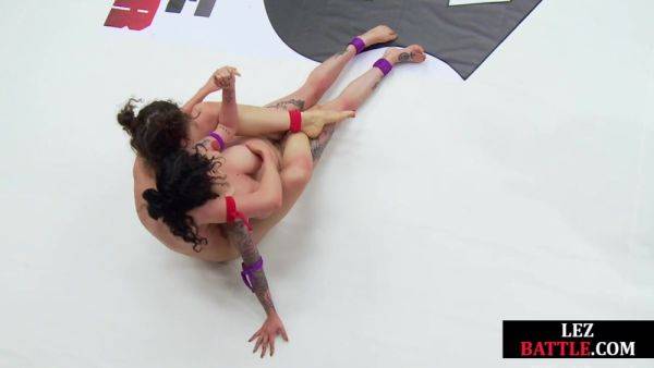 Wrestling dyke facesitting tattooed loser after fight - txxx.com on systemporn.com