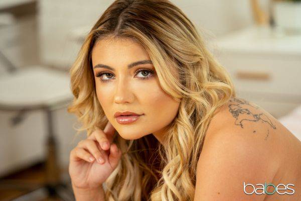 Cute blondie in stockings sucks hard prick in 69 position before fucking - xhand.com on systemporn.com