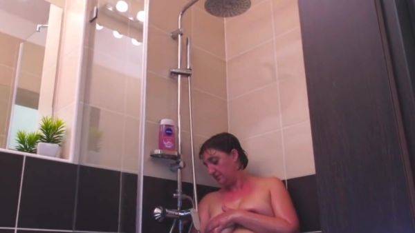 Watching curvy mom in shower - txxx.com on systemporn.com