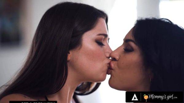 HOT LESBIAN GIRLS KISSING COMP! - Pristine edge - xtits.com on systemporn.com