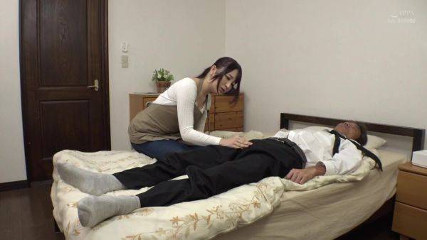 01H2323-A housekeeper who was forced to drink an aphrodisiac devours the cock of a sleeping customer in heat - senzuri.tube on systemporn.com