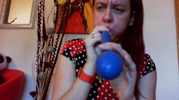 Nicoletta gioca con questi grandi palloncini fino a venire in un fantastico orgasmo - European - xhand.com on systemporn.com