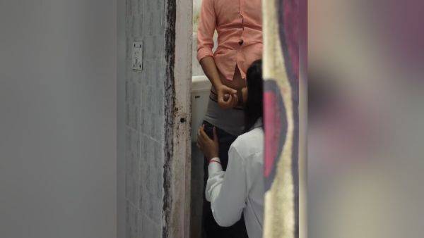 Viral Mms Teacher And Student Caught In School Washroom - desi-porntube.com - India on systemporn.com