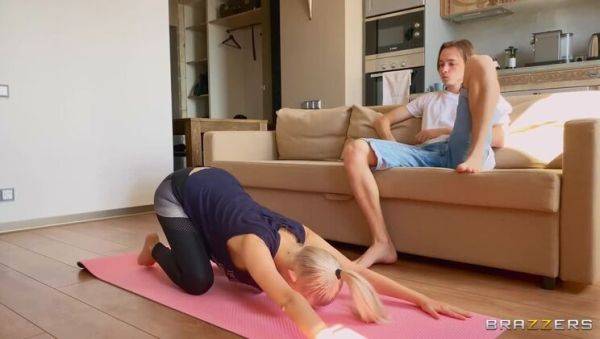 Eva Elfie's Big Tit Downward Dog / 16.9.2020 - porntry.com on systemporn.com