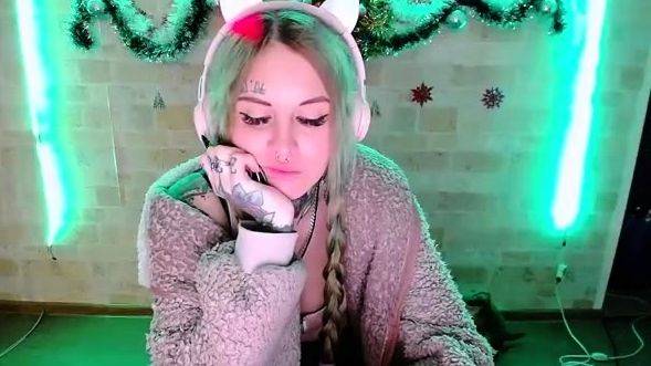 Blonde teen with huge breast masturbating on webcam - drtuber.com on systemporn.com