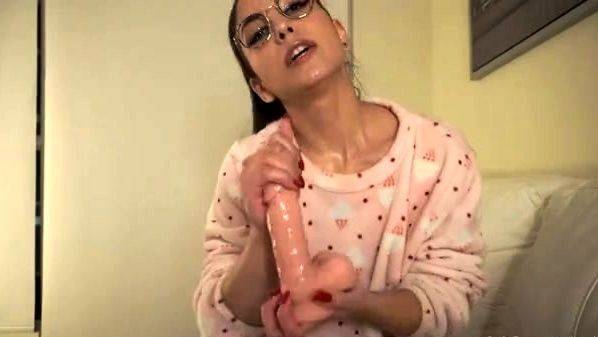 Cute young amateur web cam girl masturbates with her toy - drtuber.com on systemporn.com