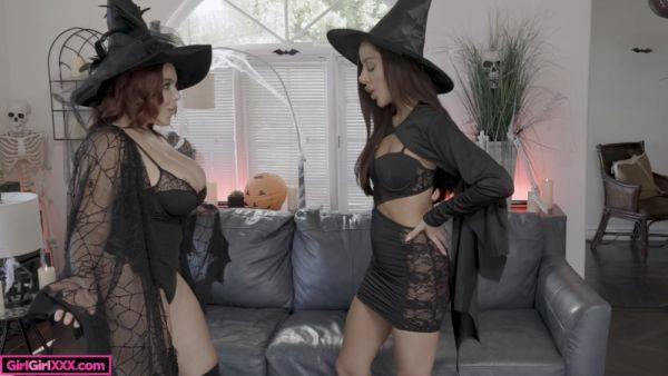 Lesbians combine Halloween with naughty oral perversions - hellporno.com on systemporn.com