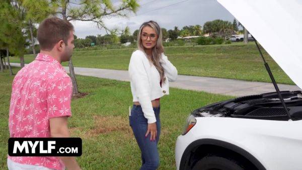 Free Premium Video Gets Stranded By The Side Of The Road Because Her Car Broke Down & She Has No Idea What To Do - videomanysex.com on systemporn.com