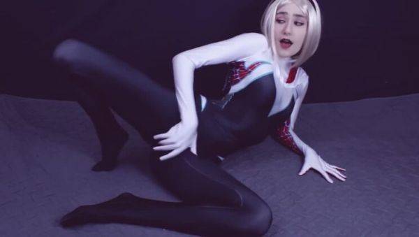 Cosplay Queen: Get Up Close & Personal with Blonde Spider Gwen - porntry.com on systemporn.com