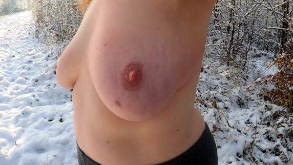 Topless Titslapping While Hiking Trough The Snow - videomanysex.com on systemporn.com