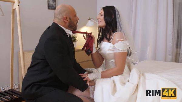 Watch leanne lace's stunning bride get her ass licked before the wedding - sexu.com - Czech Republic on systemporn.com