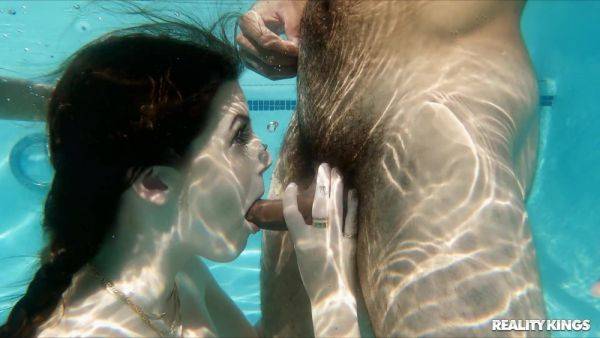 Reality Wet Threesome Hardcore in Pool: Social Sluts Blow Delivery Guy Underwater - BBC James Angel - xhand.com on systemporn.com
