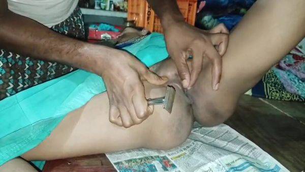 Li Ya And 18 Years - Puja Bhabhi Ganw Ki Nai Ko Bulakar Apni Jhat Bana Rahi Hai Nai Bhabhi Ka Boor Me Ungali Dal Kar Maza - desi-porntube.com - India on systemporn.com