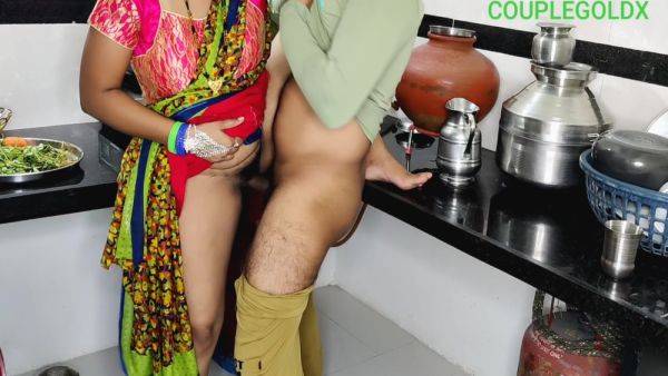Big Naturals - Kitchen Mehath Bathane Ai Uski Sas Ko Ap Jao Tv Dekho - desi-porntube.com - India on systemporn.com