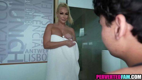 Caught Red-Handed: Stepaunt Discovers Young Nephew Spying in the Shower - xxxfiles.com on systemporn.com