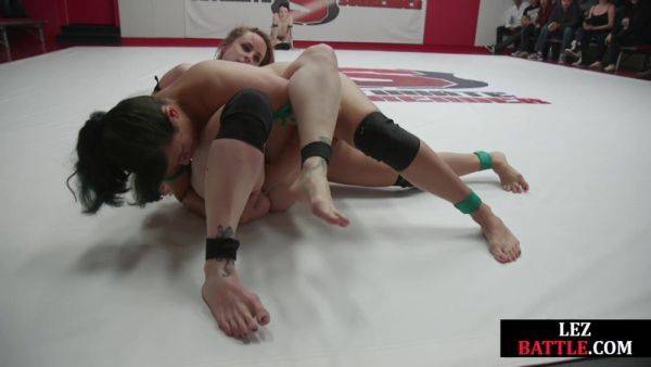 Wrestling public dykes fight on wrestling field for crowd - txxx.com on systemporn.com