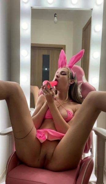 Cute bunny girl playing with her new toy - drtuber.com on systemporn.com