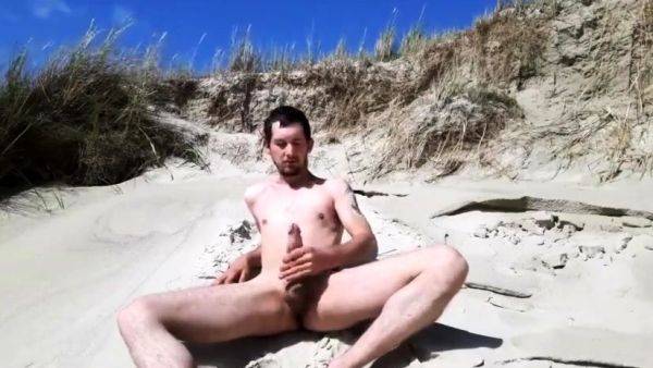Exhibtionist jerking at the beach again - drtuber.com on systemporn.com