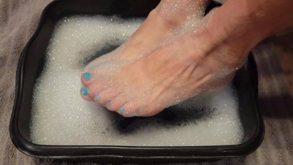 Soapy Foot Bubble Bath - Soaking My Sweaty Feet After A Long Day - hclips.com on systemporn.com