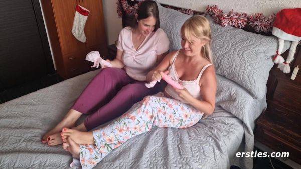 Best Friends Exchange Sexy Gifts Before Using Them To Have Lesbian Sex - hclips.com on systemporn.com
