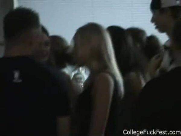 Kissing coed teens get busy in amateur party - txxx.com on systemporn.com