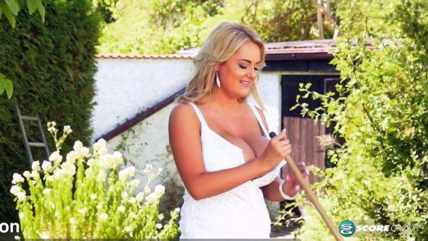 Katie Thornton flaunts her massive tits and takes it hard in the great outdoors - sexu.com on systemporn.com