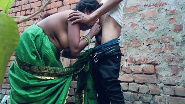 Hot Indian Bhabhi Outdoor Real Anal Sex Video Desi Bhabhi Ki Chudai Ghar Ke Pichhe Real Chudai Video - desi-porntube.com - India on systemporn.com