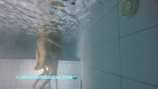 They Have Sex Underwater While Other People Watch - hclips.com on systemporn.com