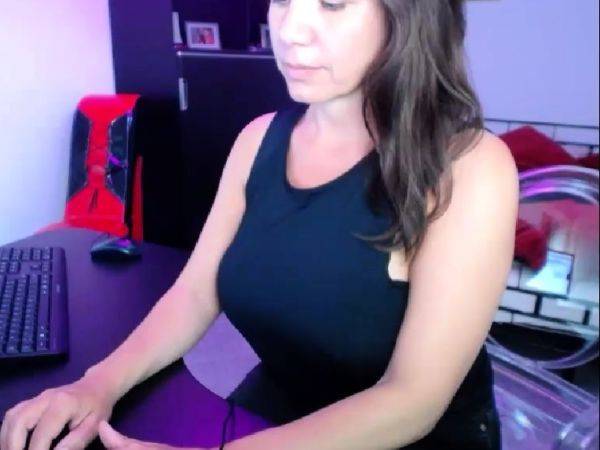 Brunette Solo Webcam Masturbation - drtuber.com on systemporn.com