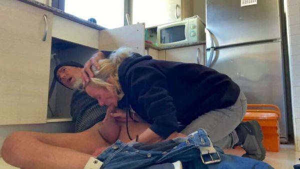 Passionate Blonde Wife Gives X-Rated Blowjob to Plumber, Cum Shot Included - veryfreeporn.com on systemporn.com