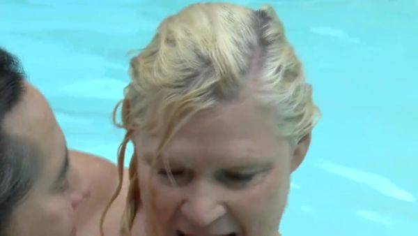 Fuck with Busty Hot Woman in Swimming Pool - hotmovs.com on systemporn.com