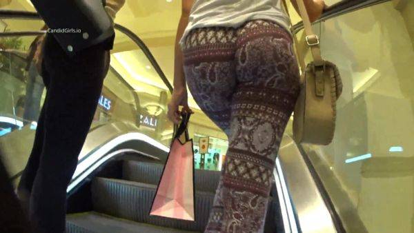 Jiggly Teen Ass Mall Candid - voyeurhit.com on systemporn.com