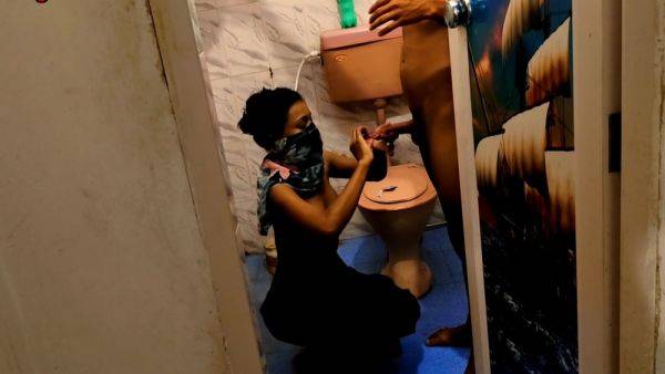 Ko Chhod Ke Chut Fad Do Toilet - desi-porntube.com - India on systemporn.com