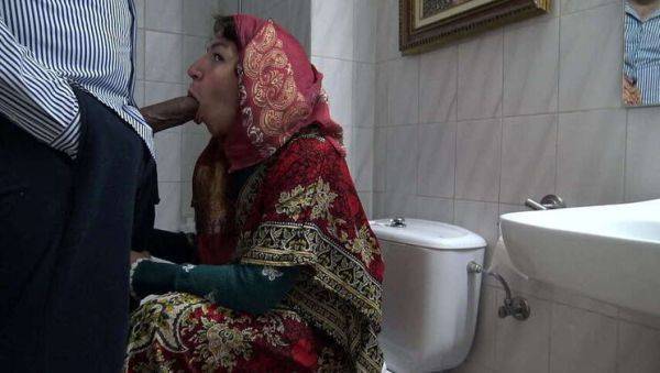 A Raunchy Turkish Muslim Spouse's Encounter with a Black Immigrant in a Public Restroom - veryfreeporn.com - Britain - Turkey on systemporn.com