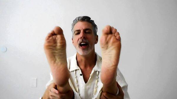 DILF Richard Lennox Shows Off His Feet In Yoga Session - drtuber.com on systemporn.com