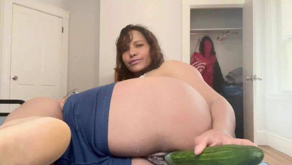 Michelle Sex Hard Big Cucumber Pussy Masturbation Amateur Latina MILF - veryfreeporn.com - Venezuela - Spain on systemporn.com