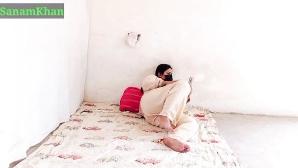 Desi Bhabhi Solo Masturbation - Pakistani Girl Fingering Her Big Ass in Calm Evening Mood - veryfreeporn.com - Usa - India - Pakistan on systemporn.com