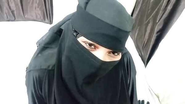 Muslim Girl Perfect Footjob - Desi Teen in Hijab Gives Amazing Foot Fetish Fun - porntry.com - China - India - Indonesia on systemporn.com