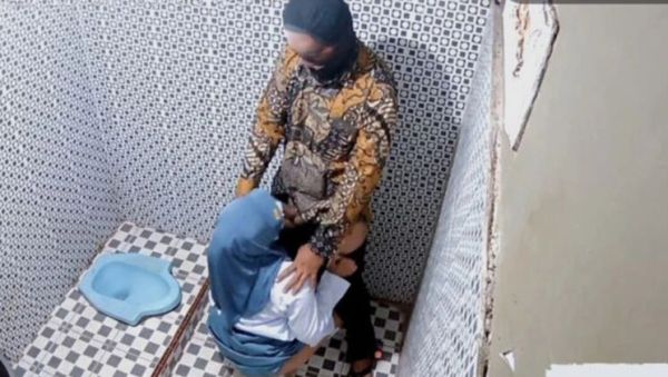 Indonesian Hijab Teacher Fucks Student in Public Toilet - Clarelia Jamsen Blowjob Viral - porntry.com - Indonesia on systemporn.com