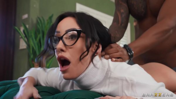 Jennifer Whites Sneaky Fuck With Electrician - upornia.com on systemporn.com