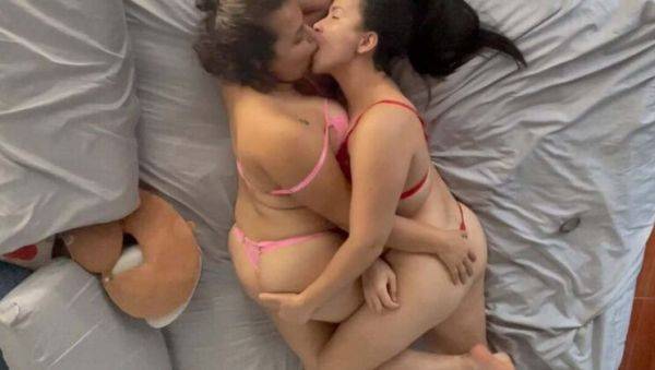 Hot Lesbian Roommates Play Truth or Dare and End Up Kissing Passionately - porntry.com - Colombia on systemporn.com