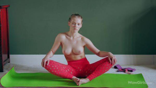 Beautiful Blonde Girl Doing Yoga And Masturbating - Diana Heaven - videohdzog.com on systemporn.com