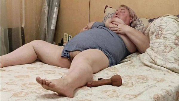 Big Tits Stepmom Zona901 Fingers Her Hairy Pussy with Vibrator - veryfreeporn.com - Russia on systemporn.com