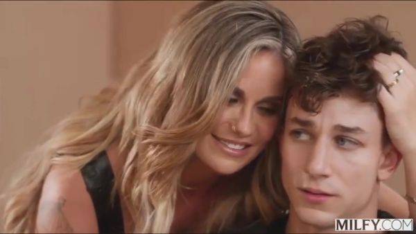 Abby Rose - Busty Milf Cant Stop Squirting In Hd - videomanysex.com on systemporn.com